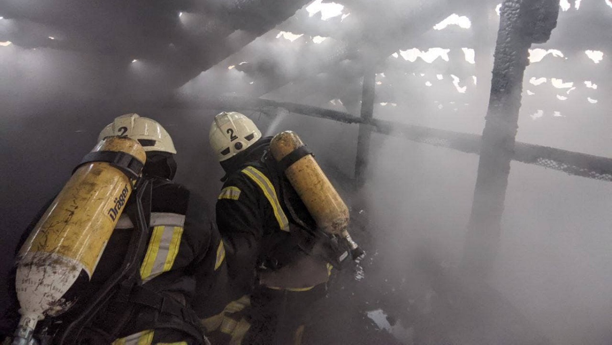 Пожар возле Майдана: спасатели эвакуировали жителей многоквартирного дома