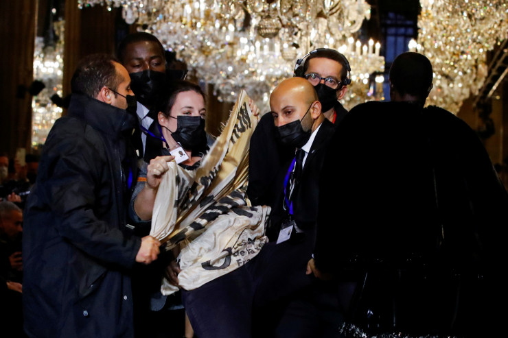 Экоактивисты пытались сорвать показ Louis Vuitton в Париже (фото, видео) - 2 - изображение