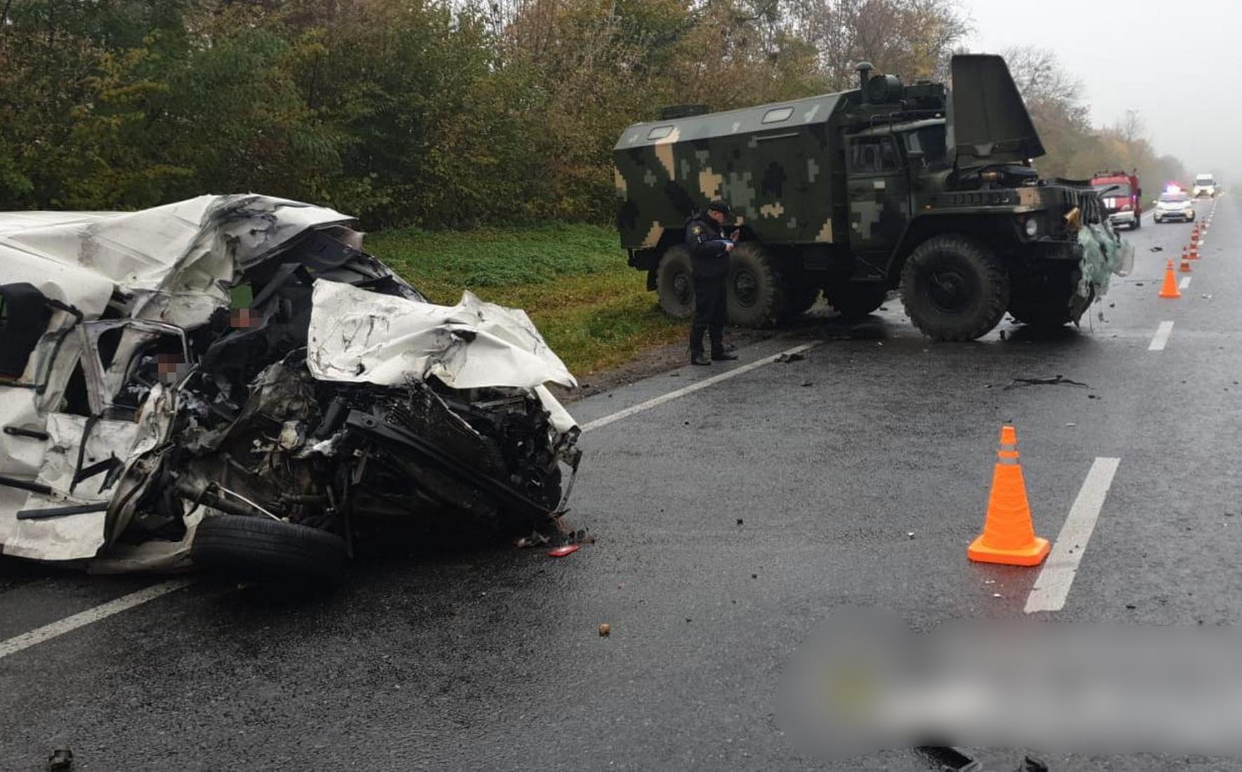 Легковой автомобиль столкнулся с военным грузовиком: погибла семейная пара