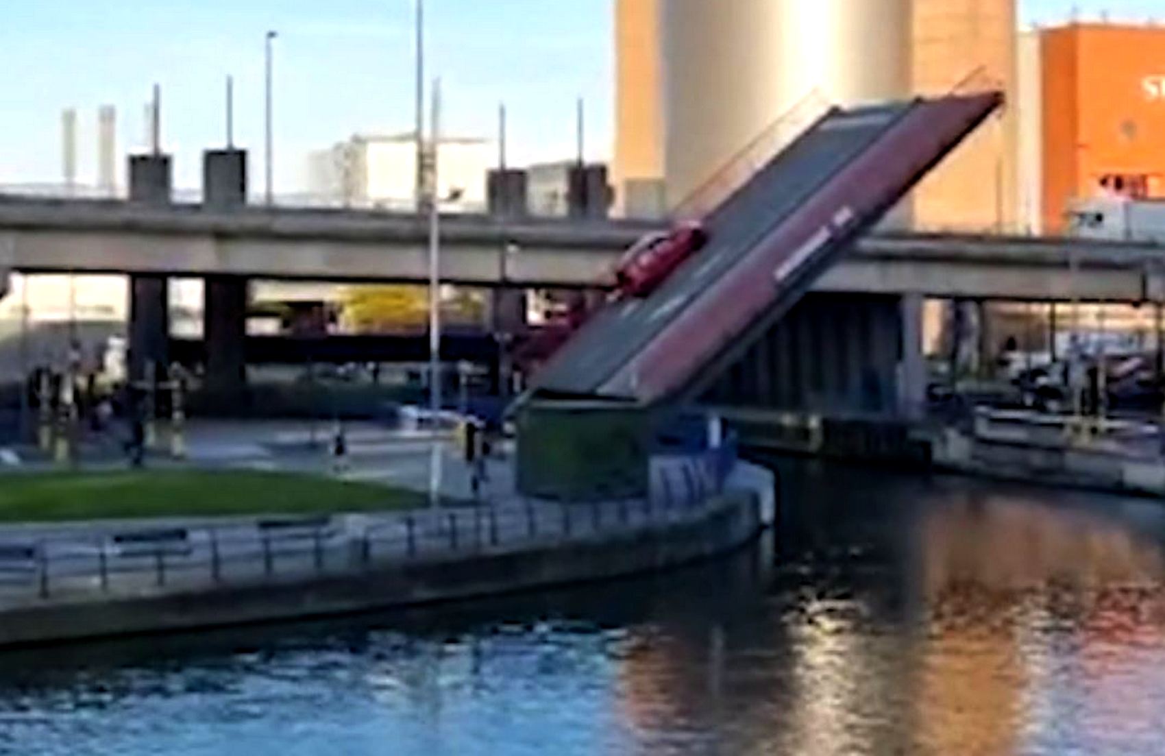 Разводной мост опрокинул автомобиль с семьёй внутри (видео)