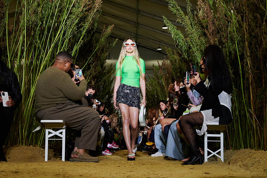 Дочь Стива Джобса дебютировала в качестве модели на Неделе моды в Париже (фото) - 1 - изображение