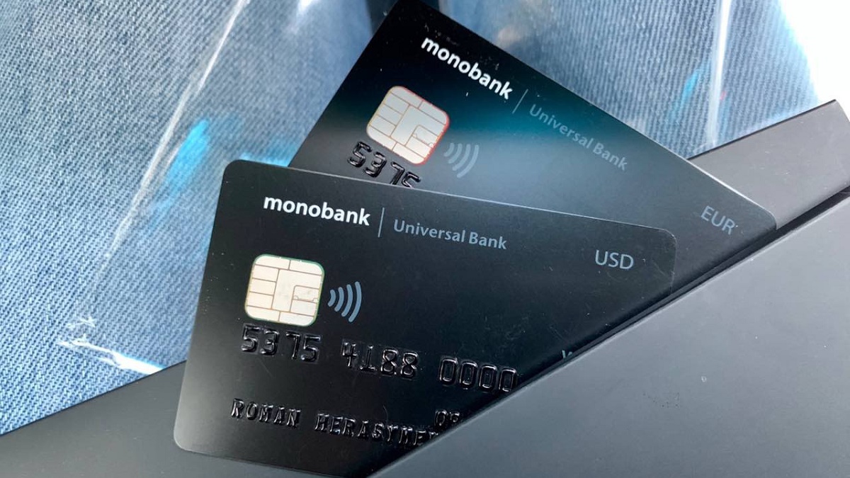 Monobank закрывает карты в злотых