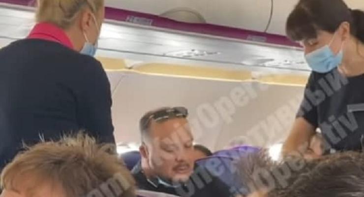 Скандалил из-за маски: в Киеве полиция задержала пассажира самолета