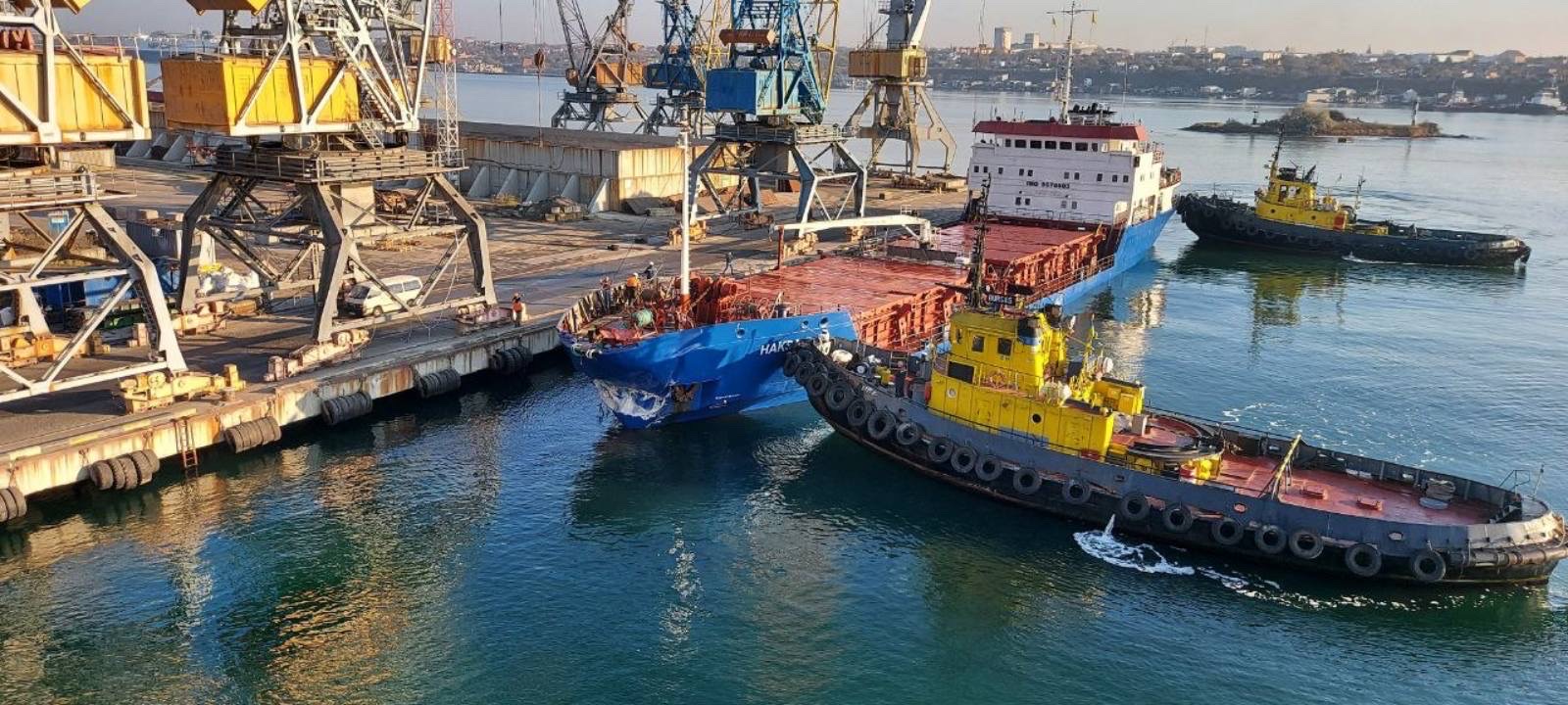 В порту Черноморска судно HAKSA врезалось в причал (фото)