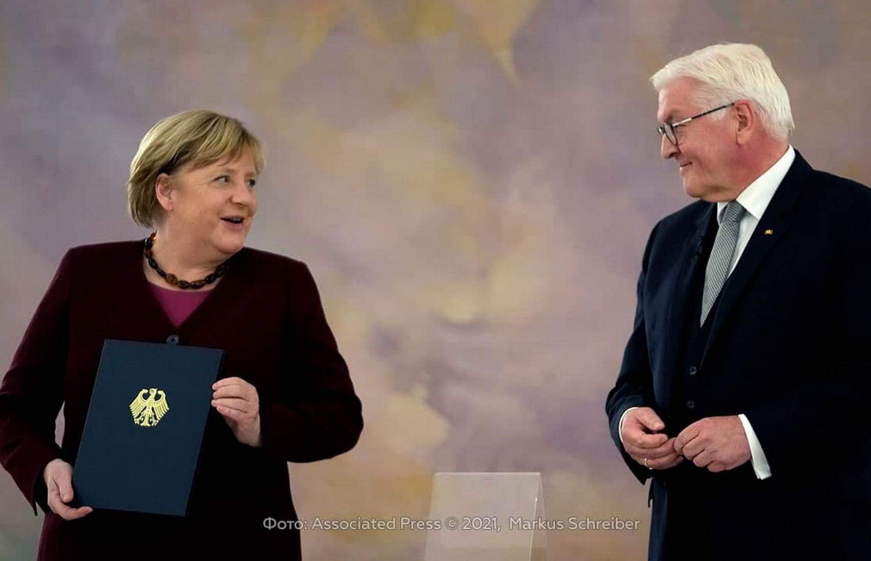 Штайнмайер принял отставку Меркель и попросил её остаться на посту канцлера