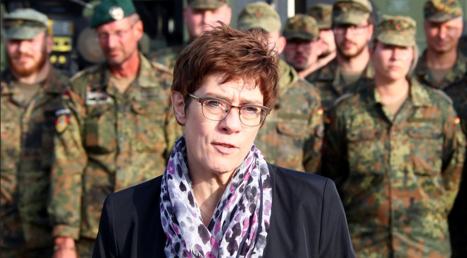 Министр обороны ФРГ: НАТО должен ясно продемонстрировать России, что готов к военным действиям