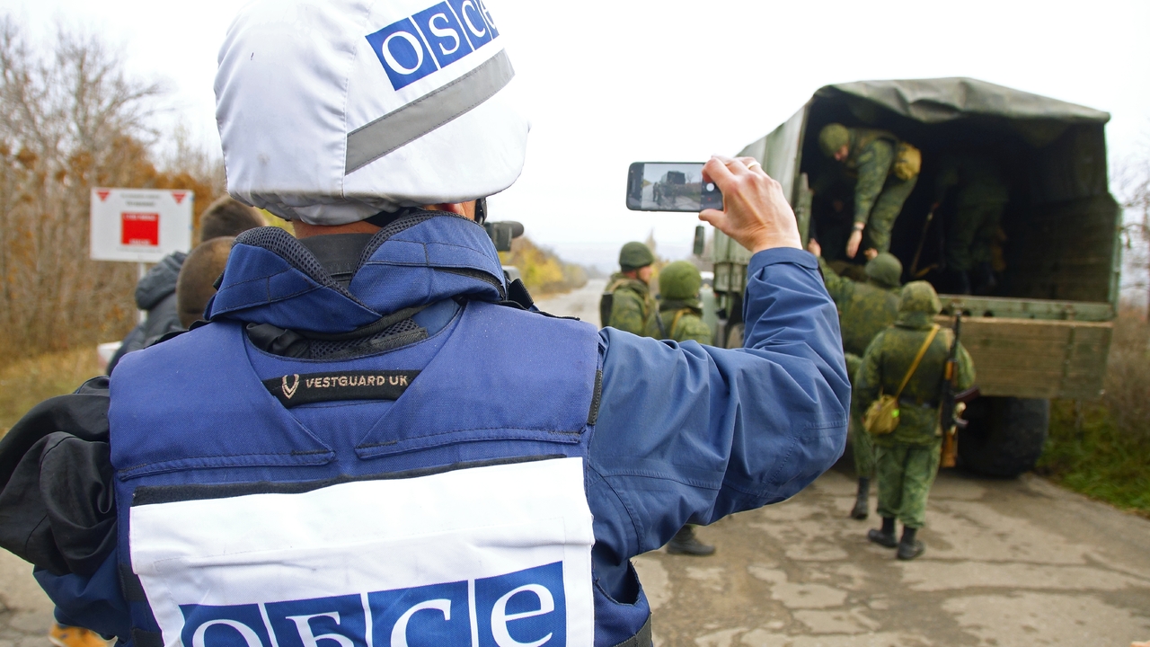 Мониторинговая миссия ОБСЕ на Донбассе приостановила свою работу «по соображениям безопасности»