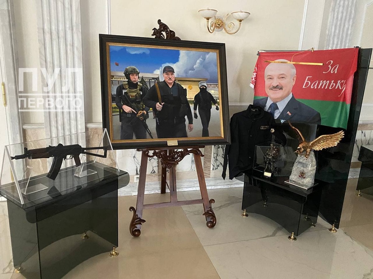 Автомат Лукашенко стал экспонатом во Дворце независимости в Минске (фото)