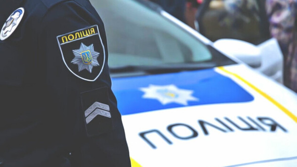 В Киеве полицейские избили мужчину ломом (фото, видео)