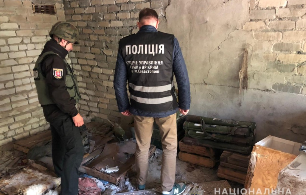 Установка ПТУР, мины и гранаты: в Авдеевке нашли тайник оружия и боеприпасов (фото)