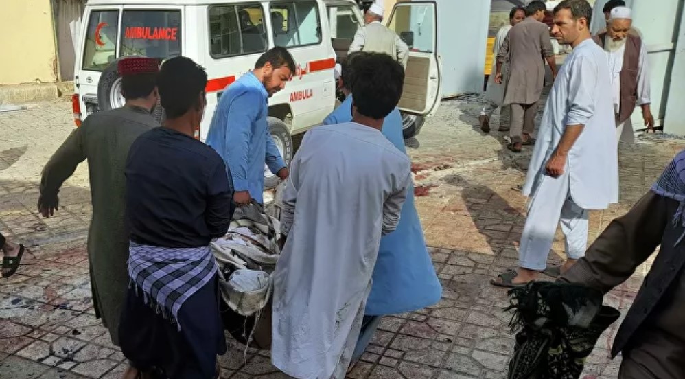 В Афганистане произошел взрыв в мечети: около 100 погибших (видео)