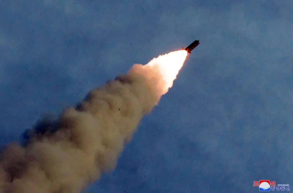«Очень прискорбно». КНДР запустила две ракеты в сторону Японского моря