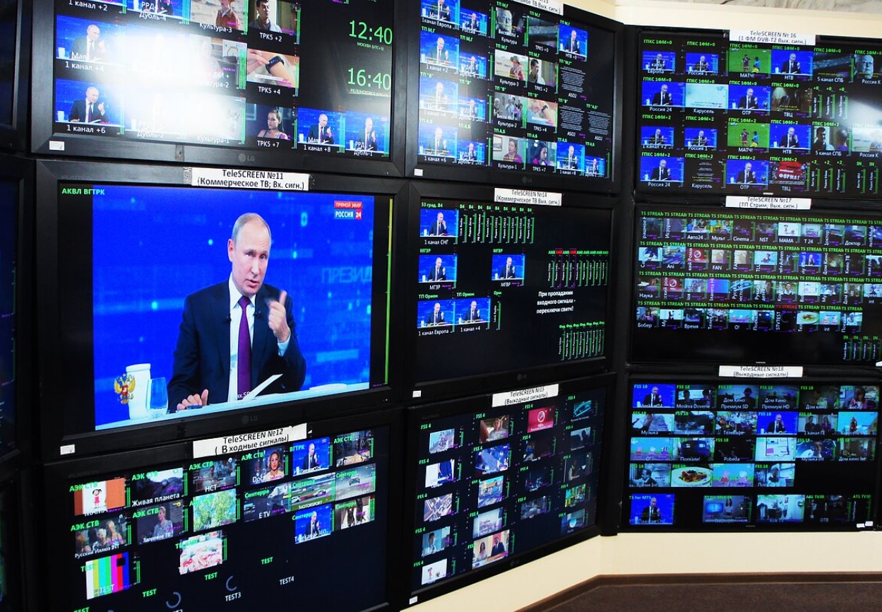 В Латвии лишили лицензии русскоязычный канал: в эфире советовали селедку против COVID-19