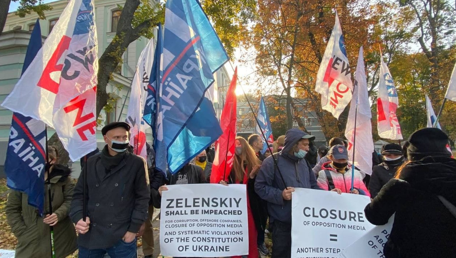 Под Мариинским дворцом сотрудники закрытых СМИ протестуют в день саммита Украина — ЕС (фото)