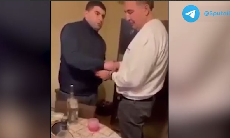 Хинкали и водка: в Сети появилось видео задержания Саакашвили за ужином в квартире