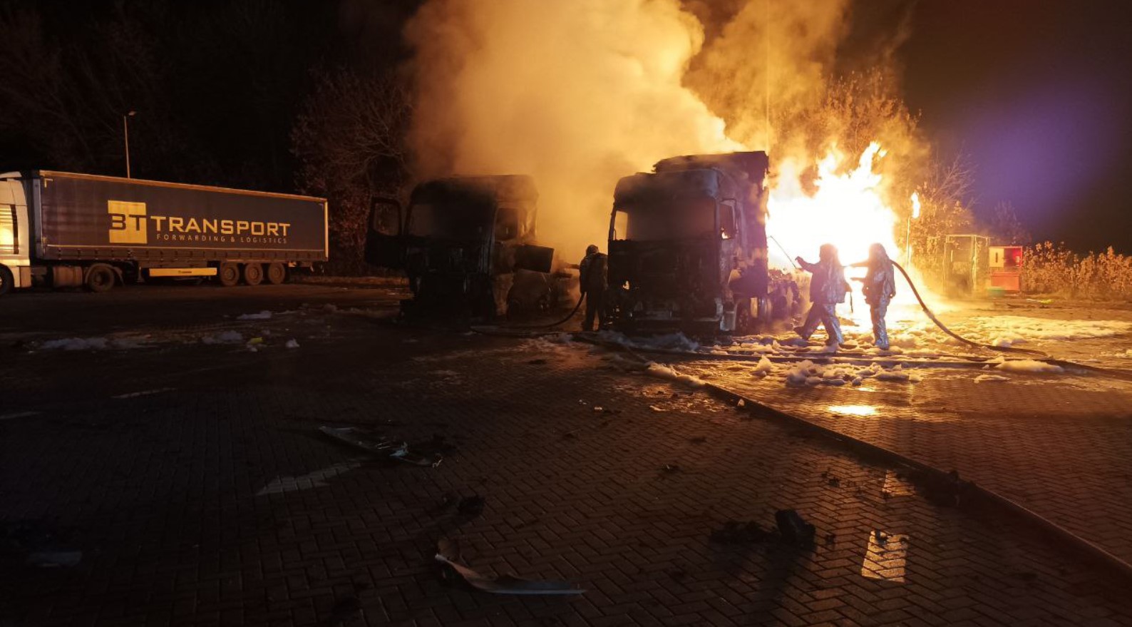На Харьковщине на АЗС произошел взрыв: сгорели 2 грузовика (фото, видео)