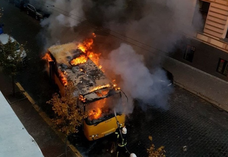 В Черновцах возле здания ОГА сгорела маршрутка (фото, видео)