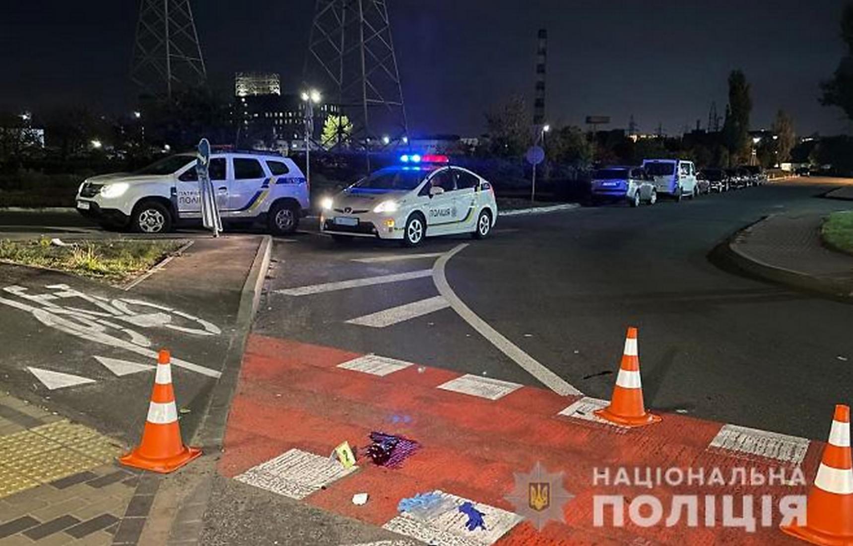 В Киеве пьяный водитель грузовика сбил на переходе двух пешеходов