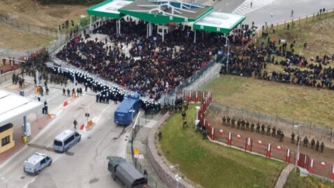 На белорусско-польской границе мигранты начали штурм КПП «Брузги» (видео)