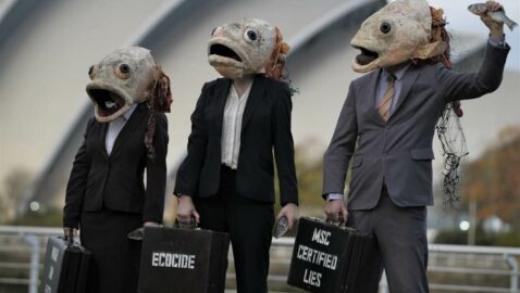 Экоактивисты в костюмах с головами рыб устроили перформанс в Глазго