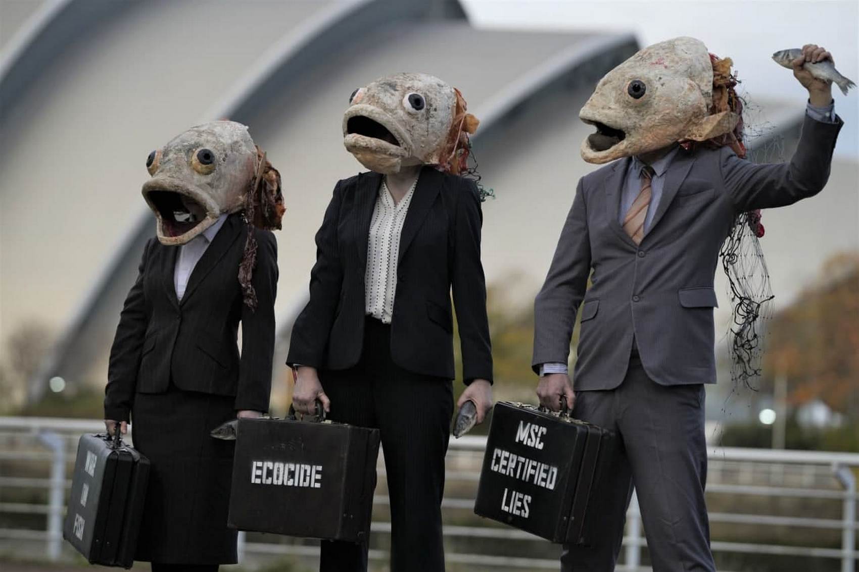 Экоактивисты в костюмах с головами рыб устроили перформанс в Глазго