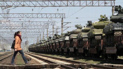 Bloomberg: РФ отправляет в Крым эшелоны с танками и тяжелым вооружением
