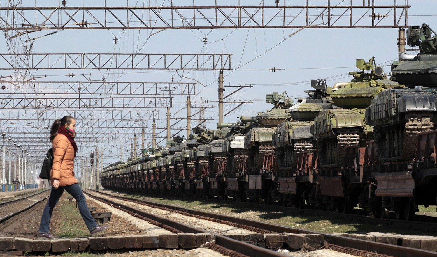 Bloomberg: РФ отправляет в Крым эшелоны с танками и тяжелым вооружением