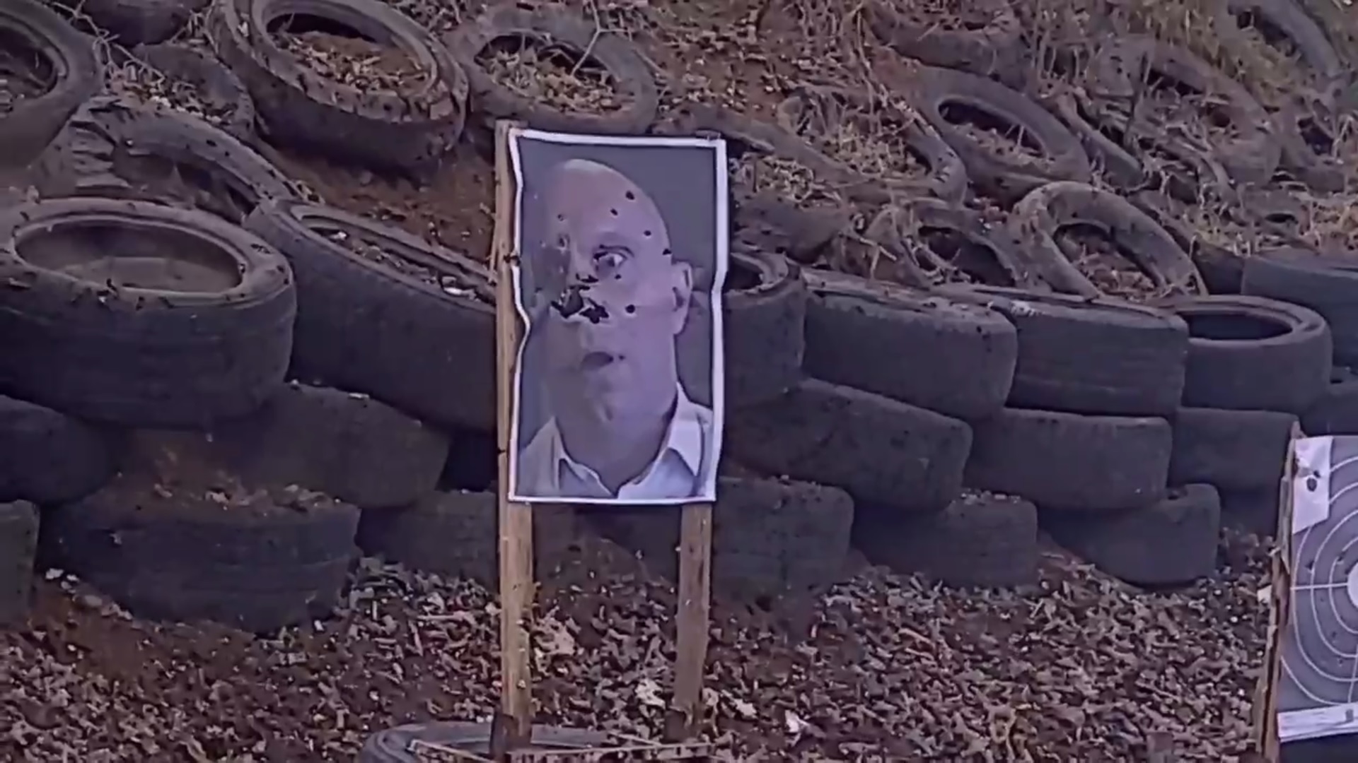 Националисты «отомстили» Киве за расстрел фото Бандеры (видео)