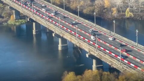 Появилось видео обрушения частей моста Патона в Киеве