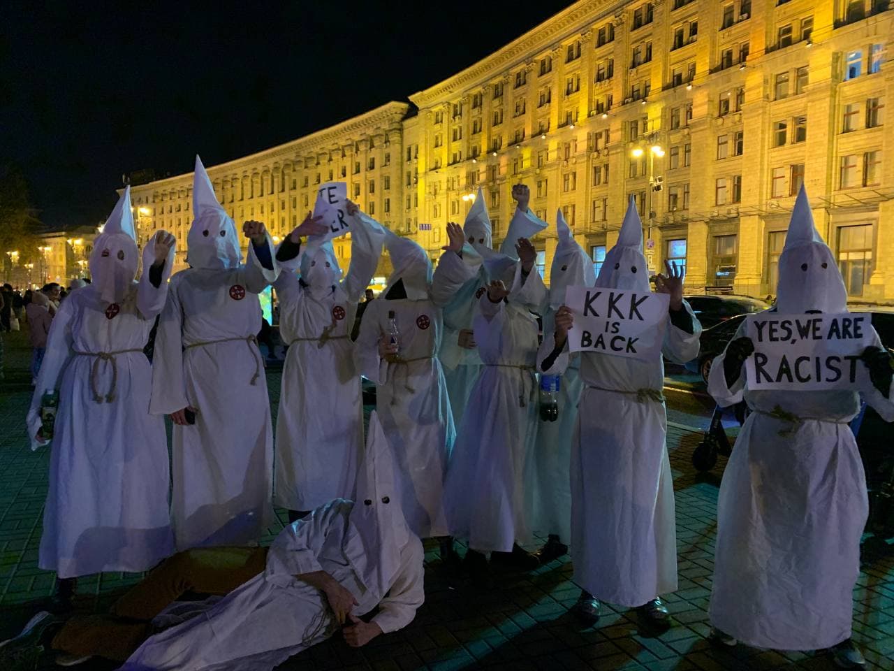 В центре Киева на Хэллоуин устроили акцию в костюмах ку-клукс-клана (фото, видео)