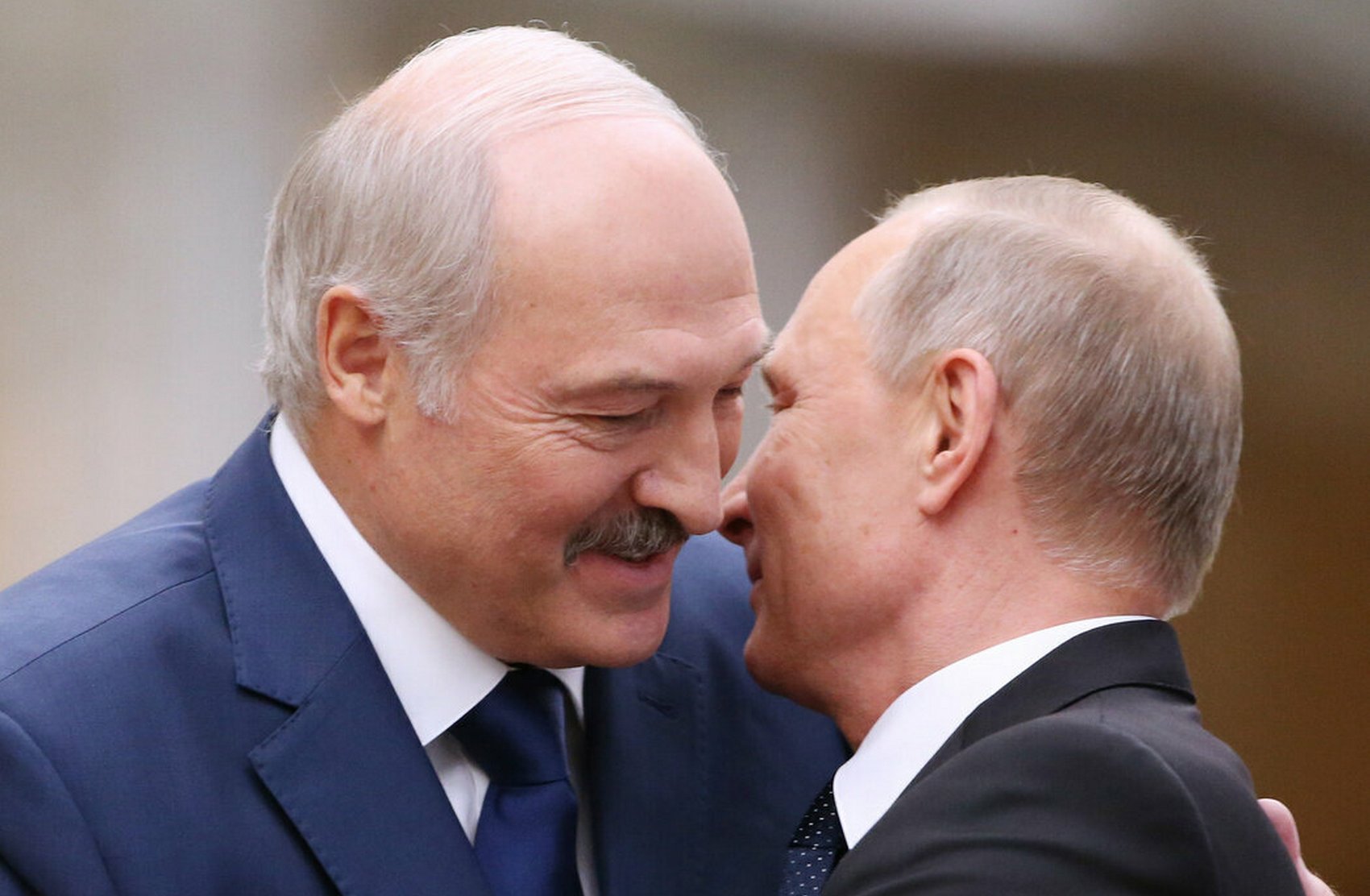 Лукашенко пожаловался, что Путин не взял его в Крым, и получил приглашение в Севастополь