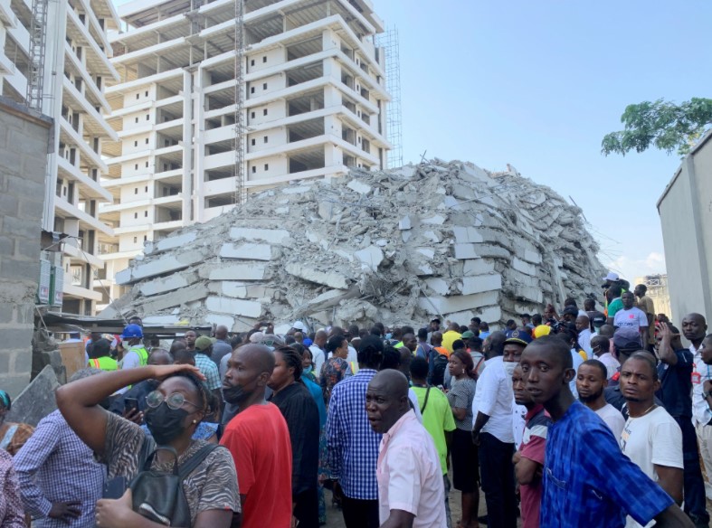 В Нигерии обрушилось 22-этажное здание: около 100 человек пропали без вести