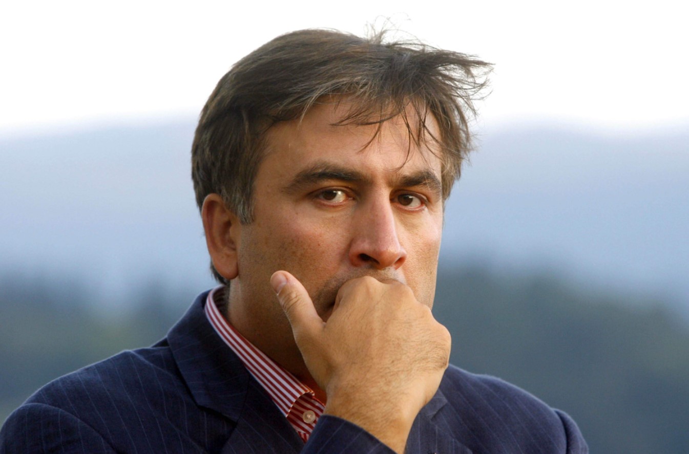 «Ударили по шее и тащили за волосы»: Саакашвили заявил об избиении после госпитализации