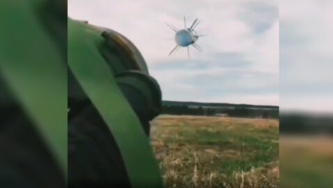 Офицер ВСУ продемонстрировал применение ПТРК Javelin (видео)