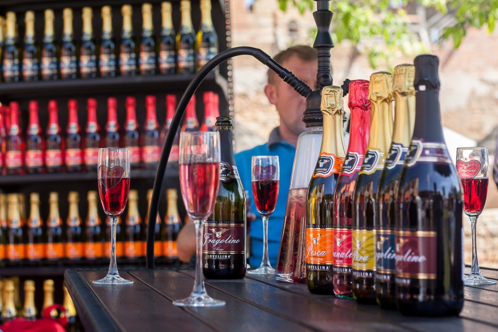 В Украине под видом игристых вин легально продают разбавленный свекольный спирт — исследование