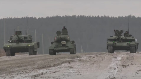 В России продемонстрировали совместные действия танков Т-34, Т-90М «Прорыв» и Т-14 «Армата» (видео)