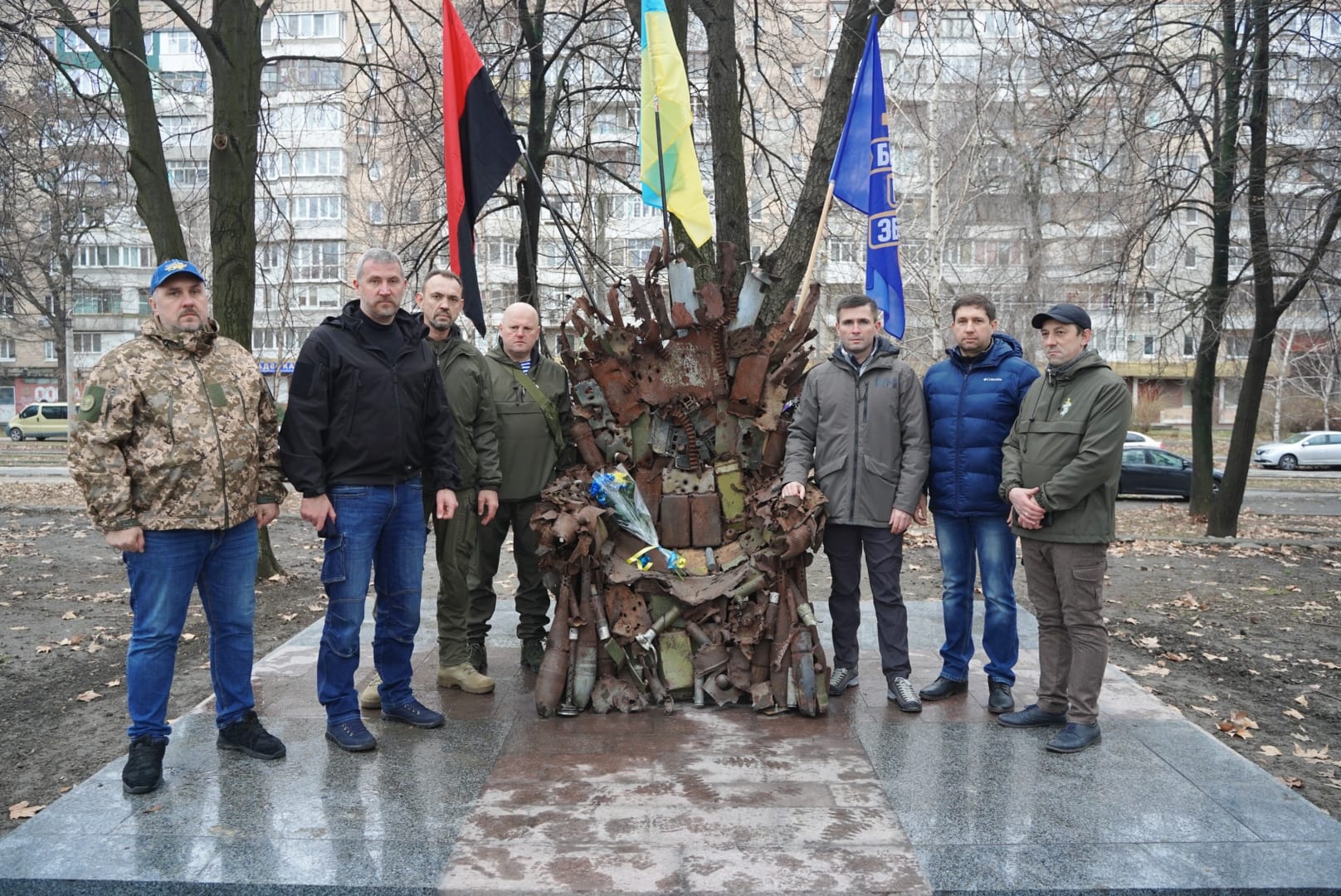 В Запорожье установили «Железный трон Востока» из обломков боеприпасов