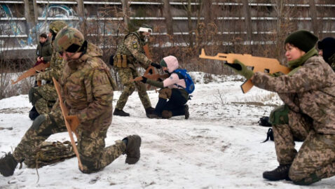 France24: во время отработки отражения вторжения России украинским военным выдали деревянные автоматы из-за нехватки настоящего оружия (фото)