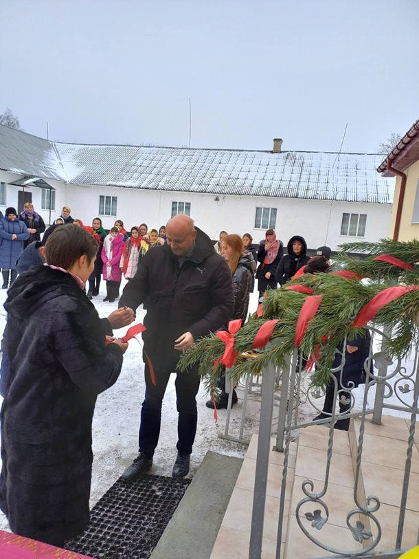 «Строили три года»: в Ровенской области провели торжественную церемонию открытия школьного туалета за 4 млн гривен (фото) - 2 - изображение