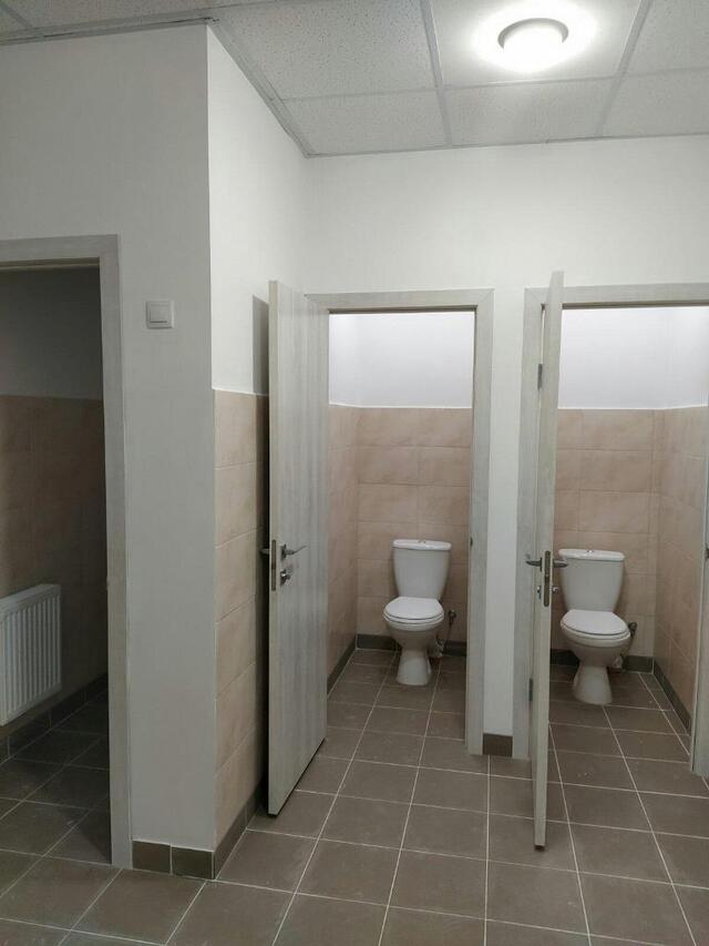 «Строили три года»: в Ровенской области провели торжественную церемонию открытия школьного туалета за 4 млн гривен (фото) - 3 - изображение