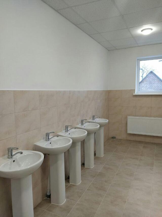 «Строили три года»: в Ровенской области провели торжественную церемонию открытия школьного туалета за 4 млн гривен (фото) - 4 - изображение