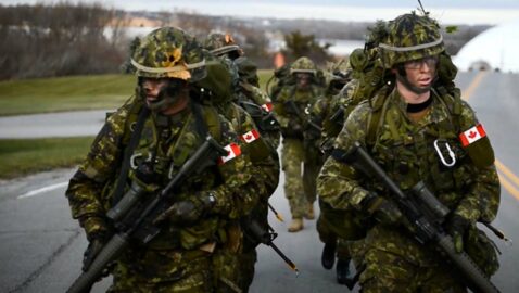 Канада отзывает сотрудников посольства из Украины и перемещает свои войска на запад от Днепра