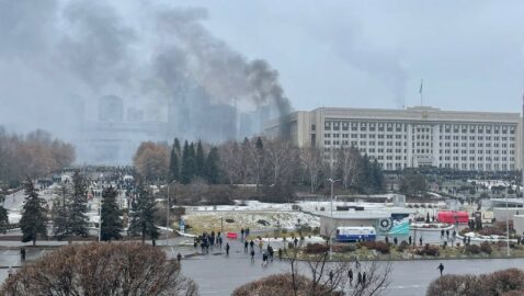 Протестующие ворвались в здание мэрии Алма-Аты и подожгли его (видео)