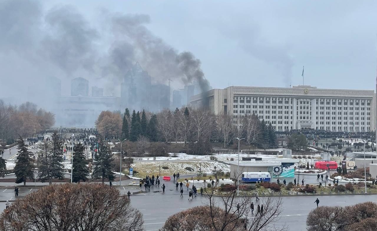 Протестующие ворвались в здание мэрии Алма-Аты и подожгли его (видео)