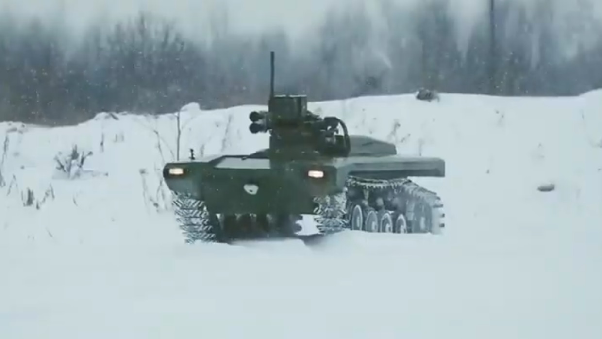 Разведгруппы ВС РФ совместно с боевыми роботами «отразили нападение противника» (видео)