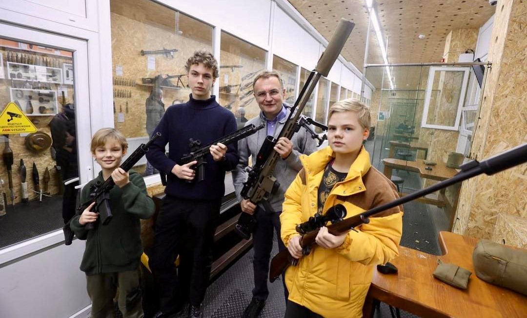 Мэр Львова показал, как тренирует своих детей стрелять по россиянам (фото)