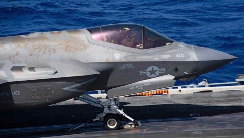 «Чувствительны к морской соли»: новейшие американские палубные истребители F-35C начали массово покрываться ржавчиной и терять стелс-покрытие (фото)