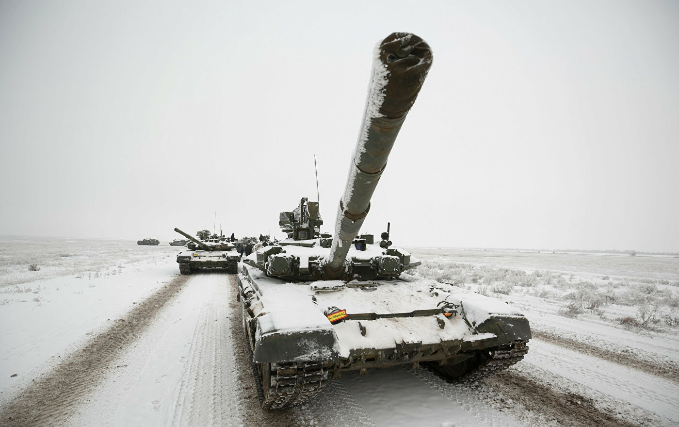 На новых спутниковых снимках в одном из лагерей ВС РФ у границы с Украиной насчитали более 1000 единиц военной техники
