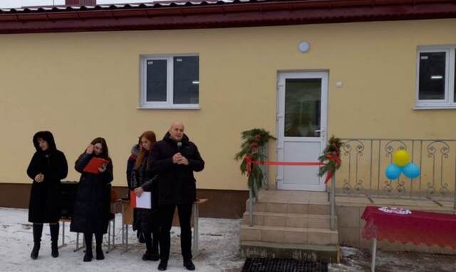 «Строили три года»: в Ровенской области провели торжественную церемонию открытия школьного туалета за 4 млн гривен (фото)