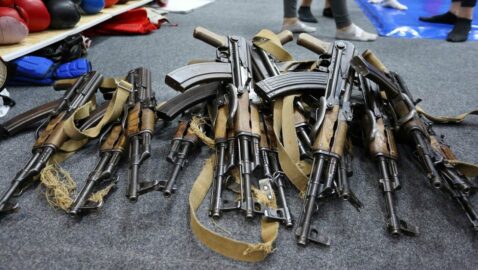 Резников: киевским бойцам теробороны раздали уже 18 тысяч автоматов с боекомплектом